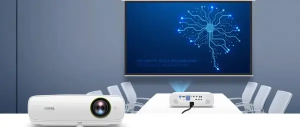Videoproyector corporativo en una sala de juntas